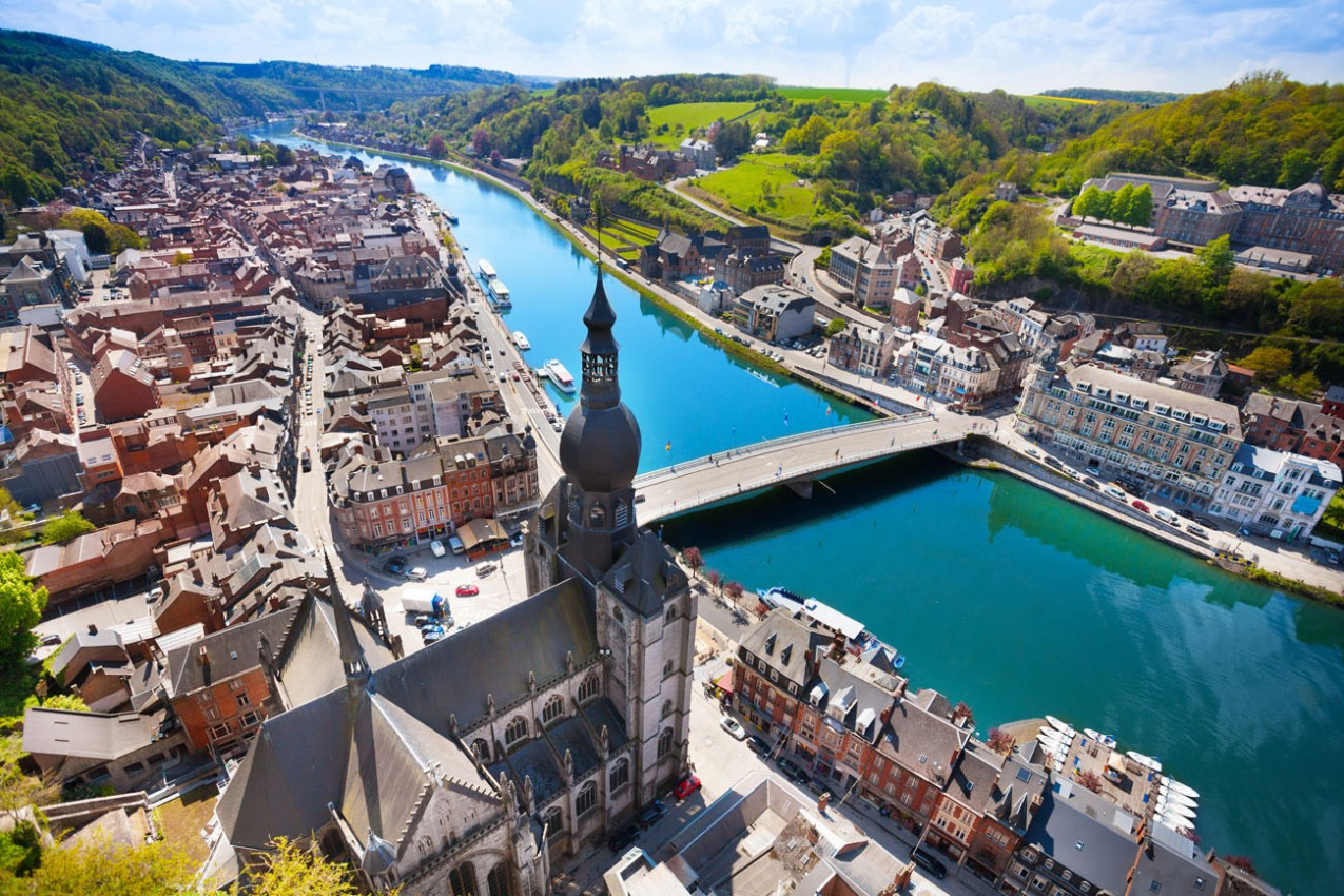 A vista de cima da ponte Pont Charles de Gaulle sobre o rio Meuse em Dinant, Bélgica