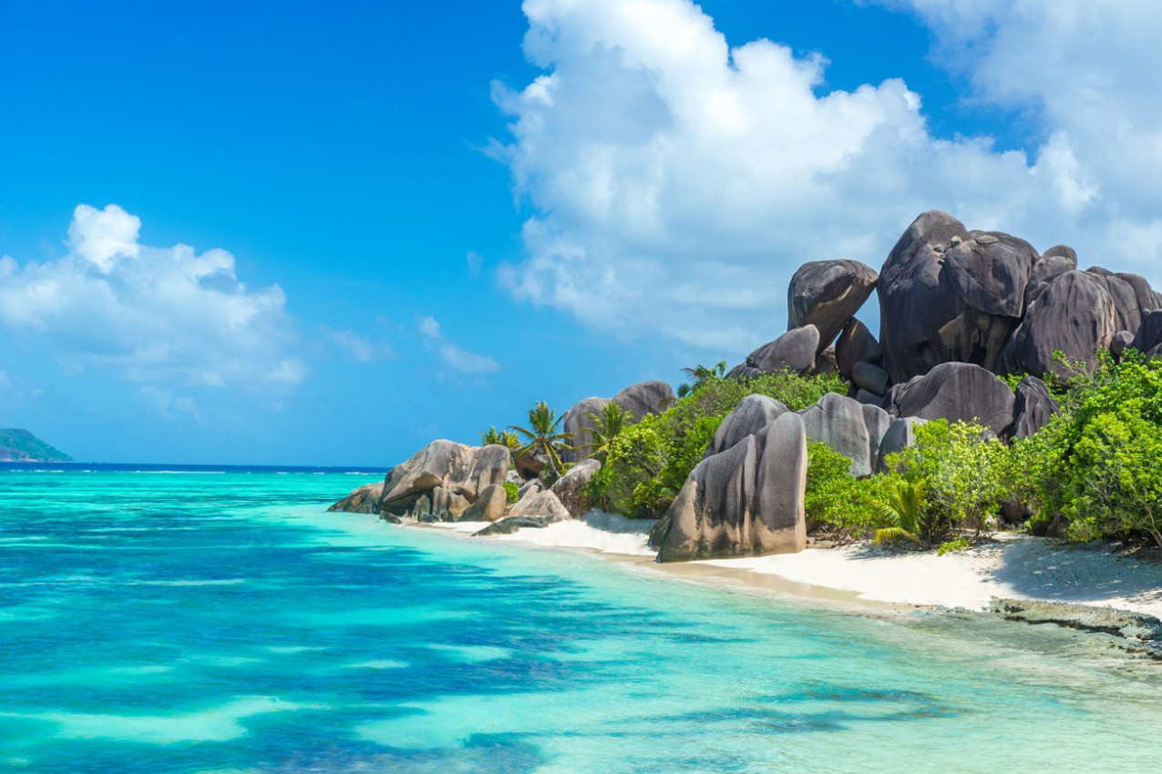 Anse Source d'Argent - rochas de granito na praia de La Digue em Seychelles