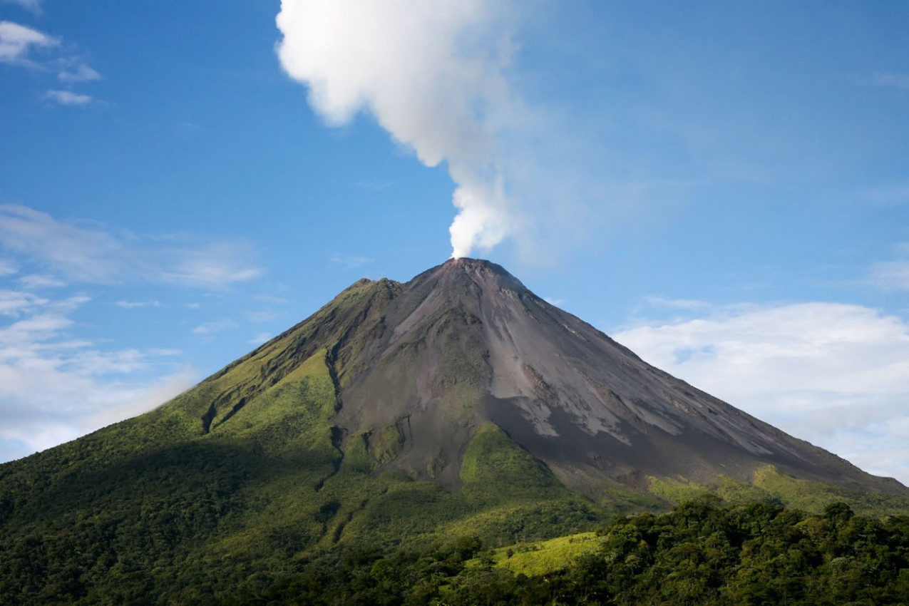 Arenal vulcão na Costa Rica com uma nuvem de fumaça
