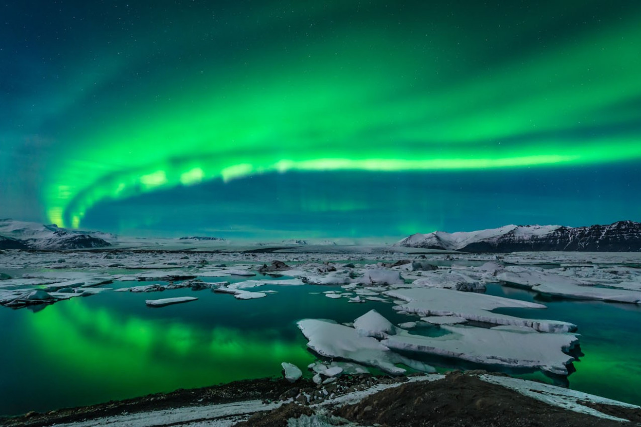 Aurora Boreal exibição espectacular sobre a lagoa de Jokulsarlon geleira na Islândia.