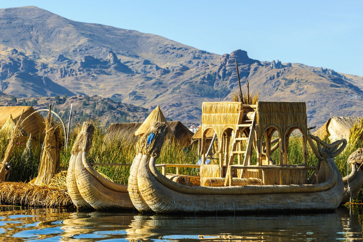 Barcos típicos do grupo de ilhas de Uros no Peru, lago Titicaca