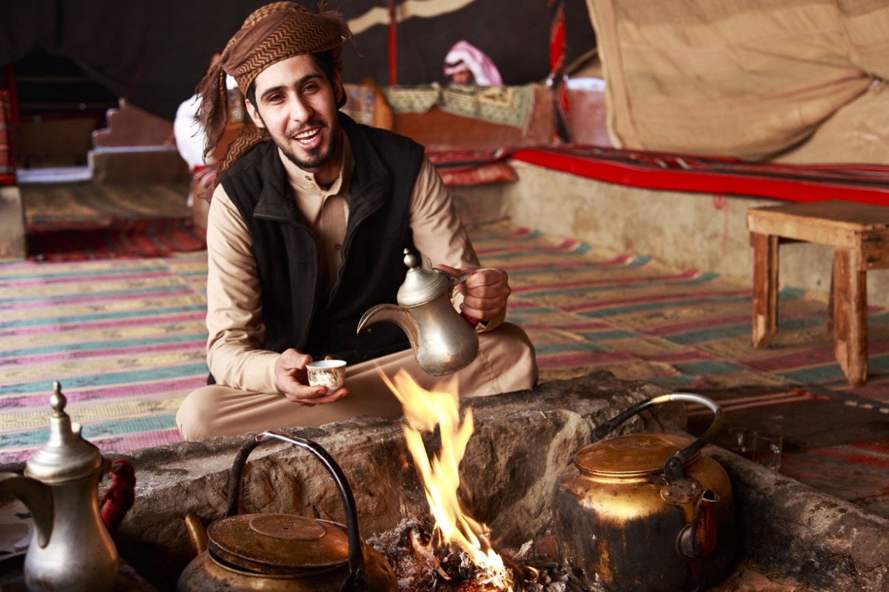 Beduíno que serve café árabe em Wadi Rum, Jordânia