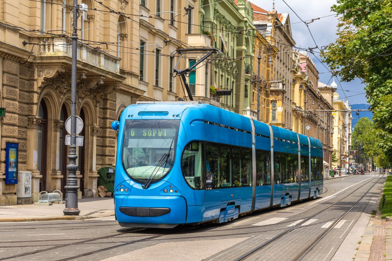 Bonde moderno em uma rua de Zagreb, Croácia