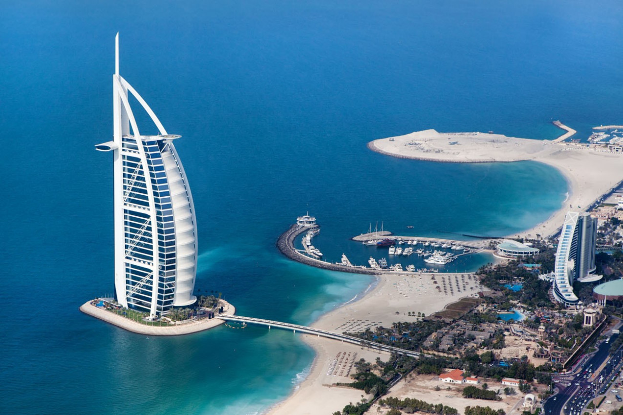 Burj Al Arab é um hotel de luxo 5 estrelas, construído em uma ilha artificial em frente à praia de Jumeirah