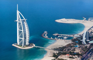 Burj Al Arab é um hotel de luxo 5 estrelas, construído em uma ilha artificial em frente à praia de Jumeirah