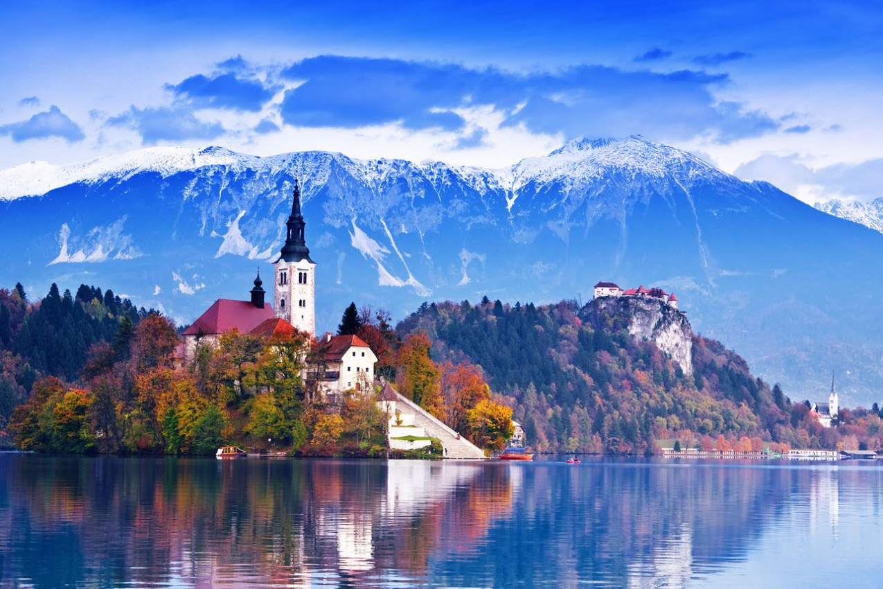 Castelo de Bled com montanhas ao fundo no lago Bled, Eslovênia