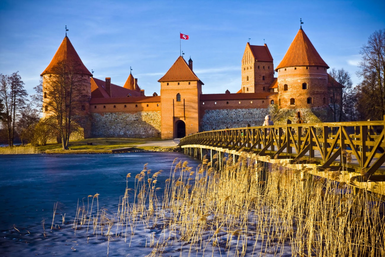 Castelo de Trakai, na Lituânia, na Primavera