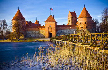 Castelo de Trakai, na Lituânia, na Primavera