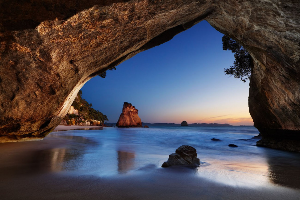 Cathedral Cove ao nascer do sol, península de Coromandel, Nova Zelândia