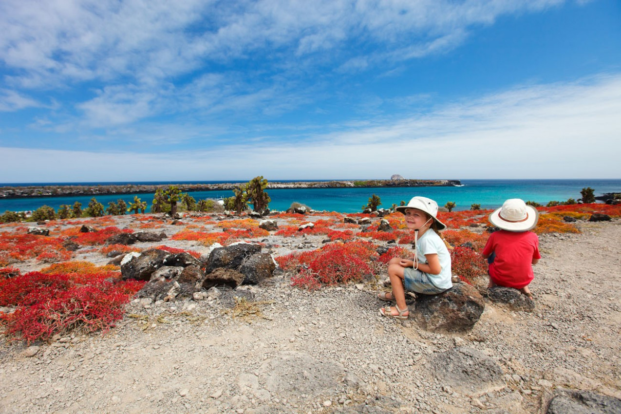 Crianças curtindo a paisagem de Galapagos