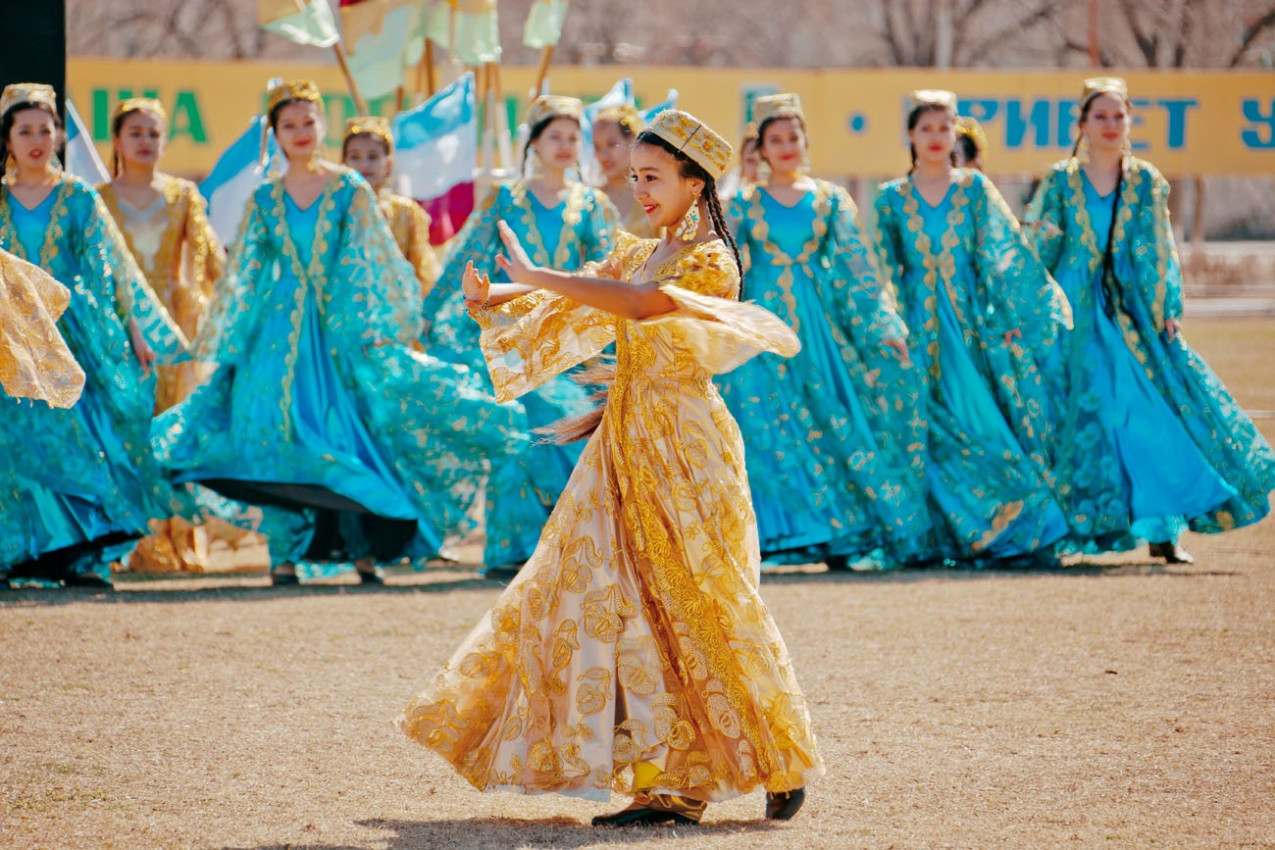 As crianças dançando e cantando em celebração do Navroz, Primavera Festival. em Zarafshan, Uzbekistan.