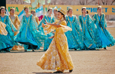 As crianças dançando e cantando em celebração do Navroz, Primavera Festival. em Zarafshan, Uzbekistan.