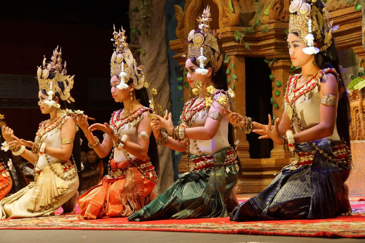 Dançarinas de Apsara no final de uma performance, Siem Reap, Camboja
