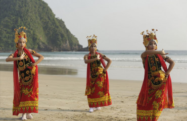 dançarinos populares indonésias realizar sua tradicional dança popular no litoral de Merah Beach, Banyuwangi