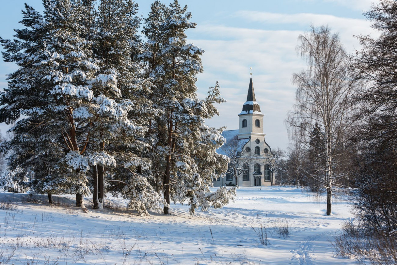 Dia de inverno romântico, pequena igreja na floresta da Letónia