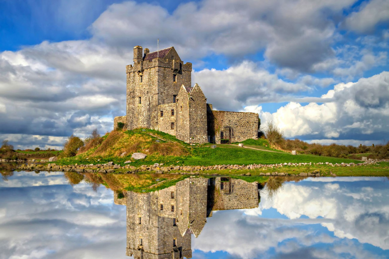 Dunguaire castelo perto de Kinvarra em Co. Galway, Irlanda