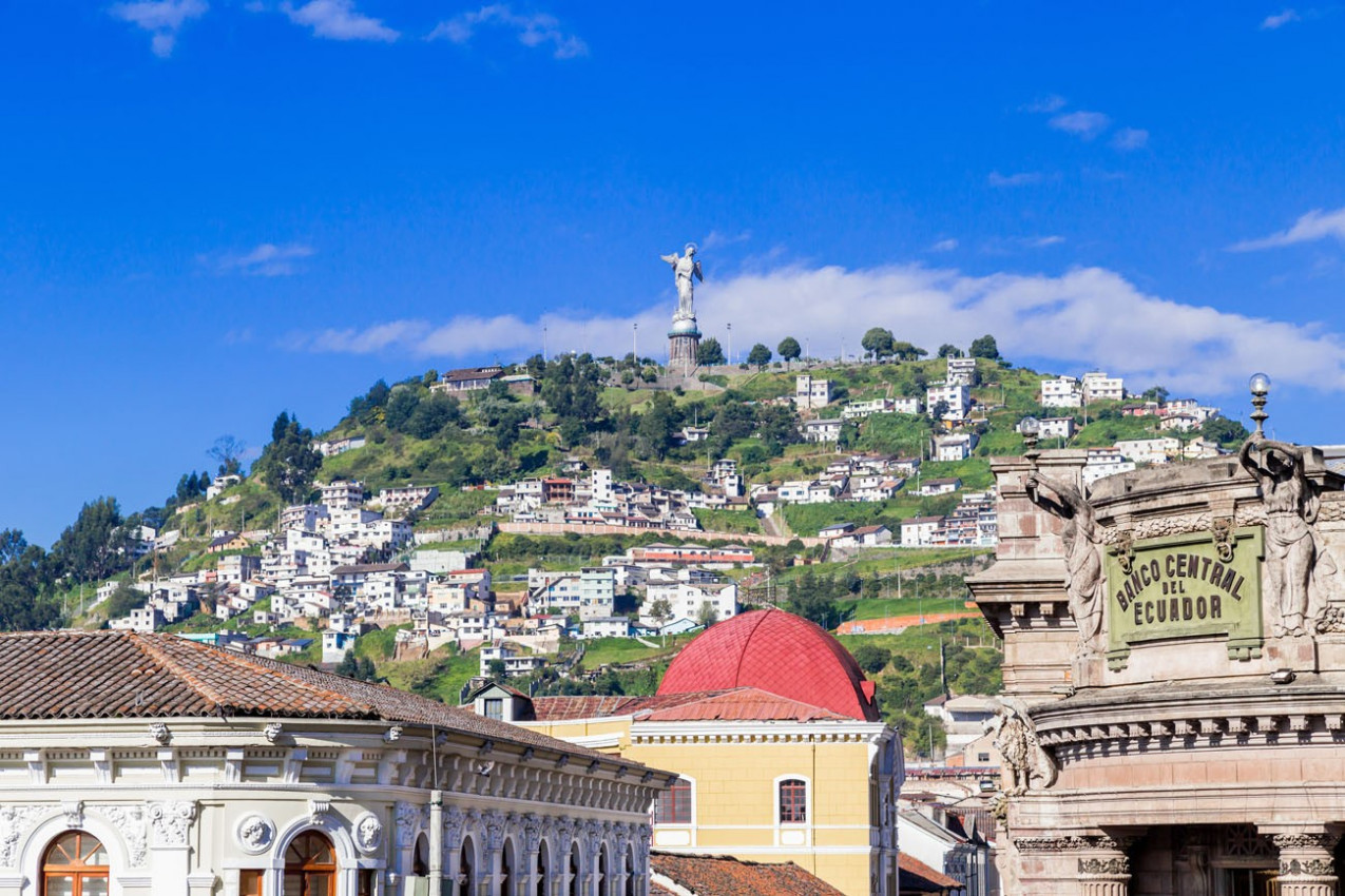 Escultura da Virgem na colina Panecillo Quito