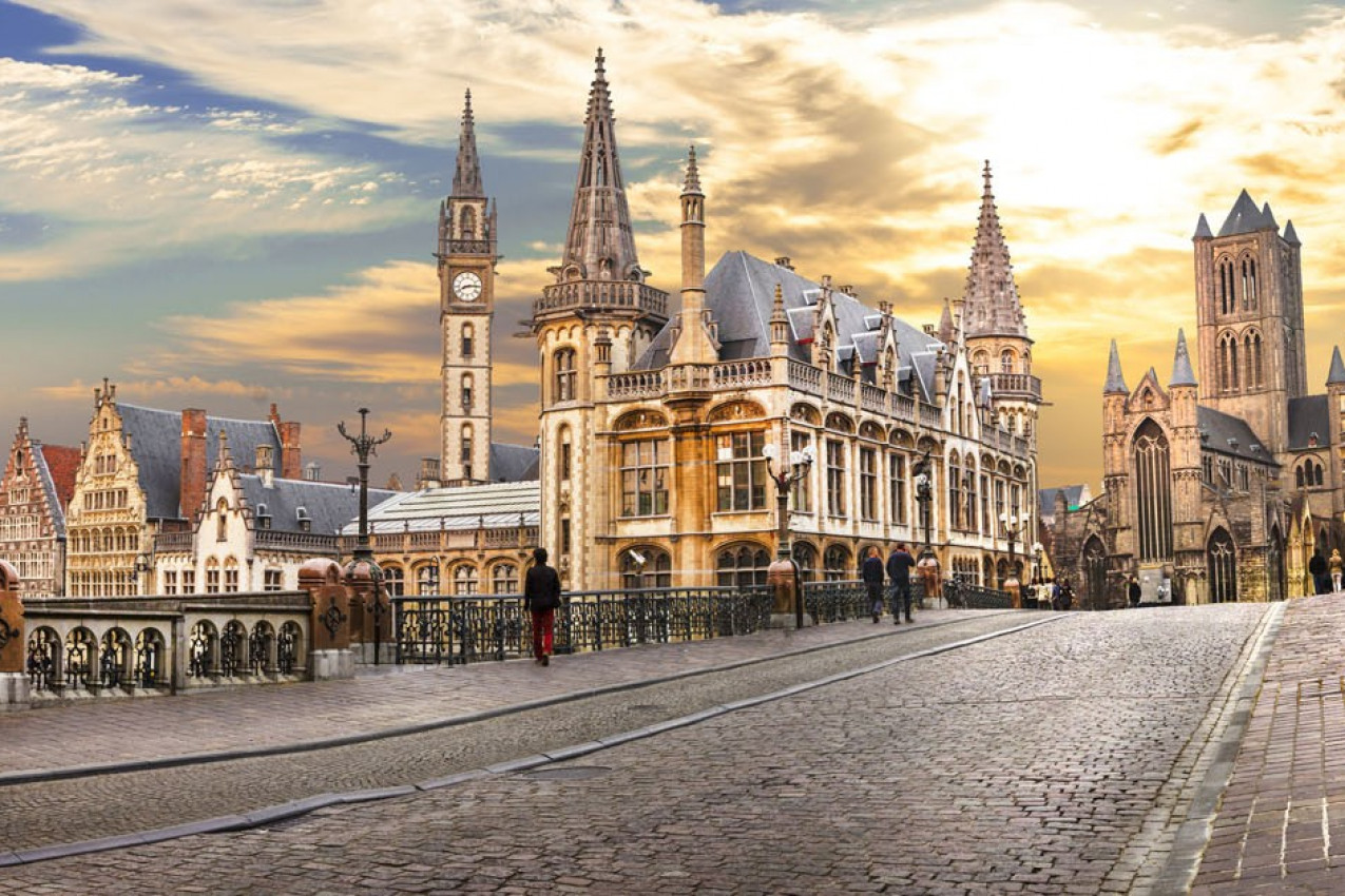 Ghent medieval sobre o por do sol. Bélgica