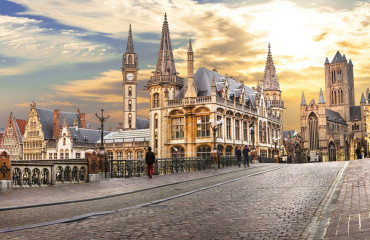 Ghent medieval sobre o por do sol. Bélgica