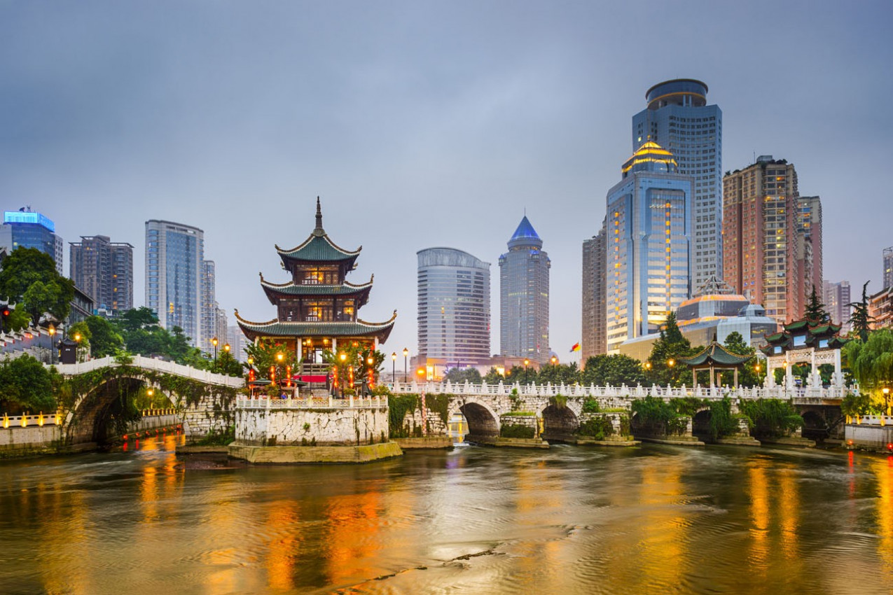 Guiyang, China skyline da cidade sobre o rio