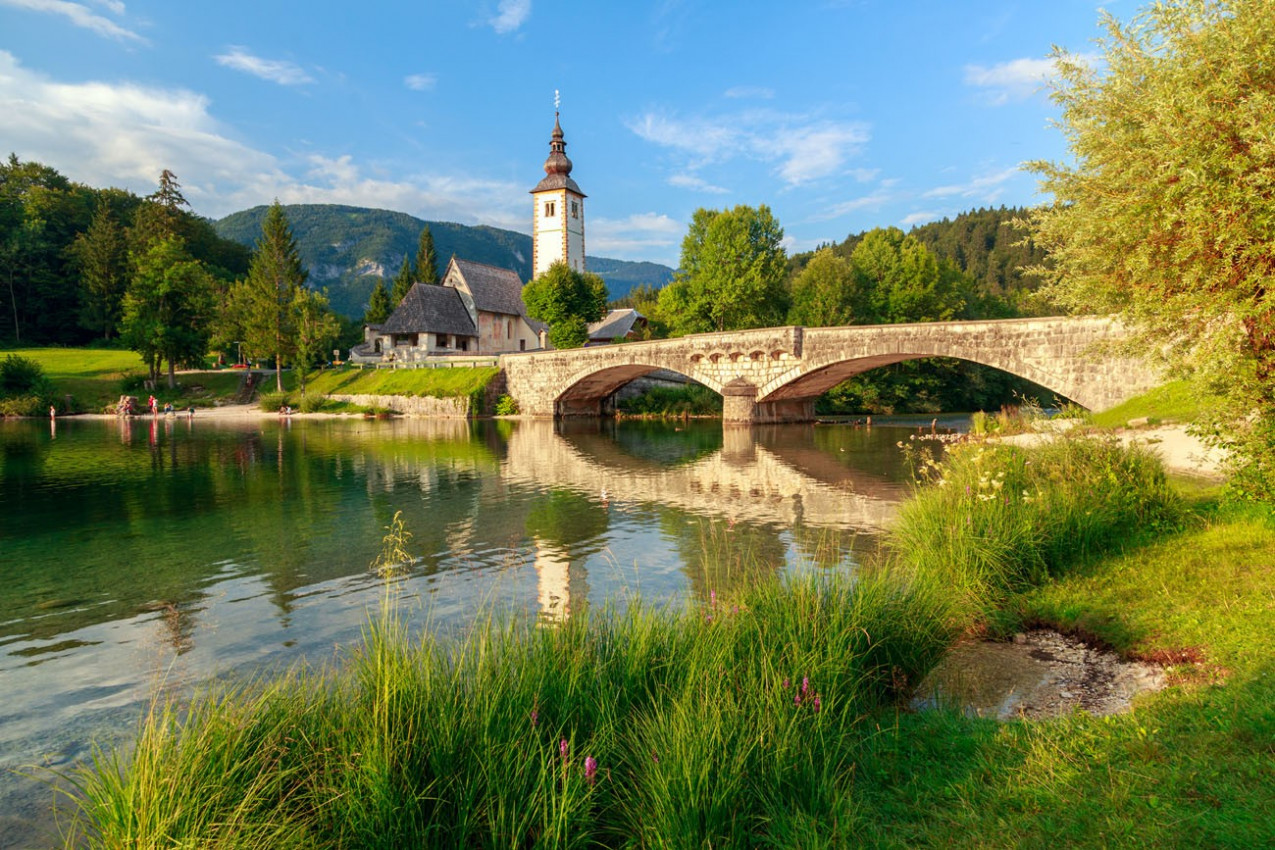 igreja-de-sv-joao-batista-e-uma-ponte-pelo-lago-bohinj-eslovenia