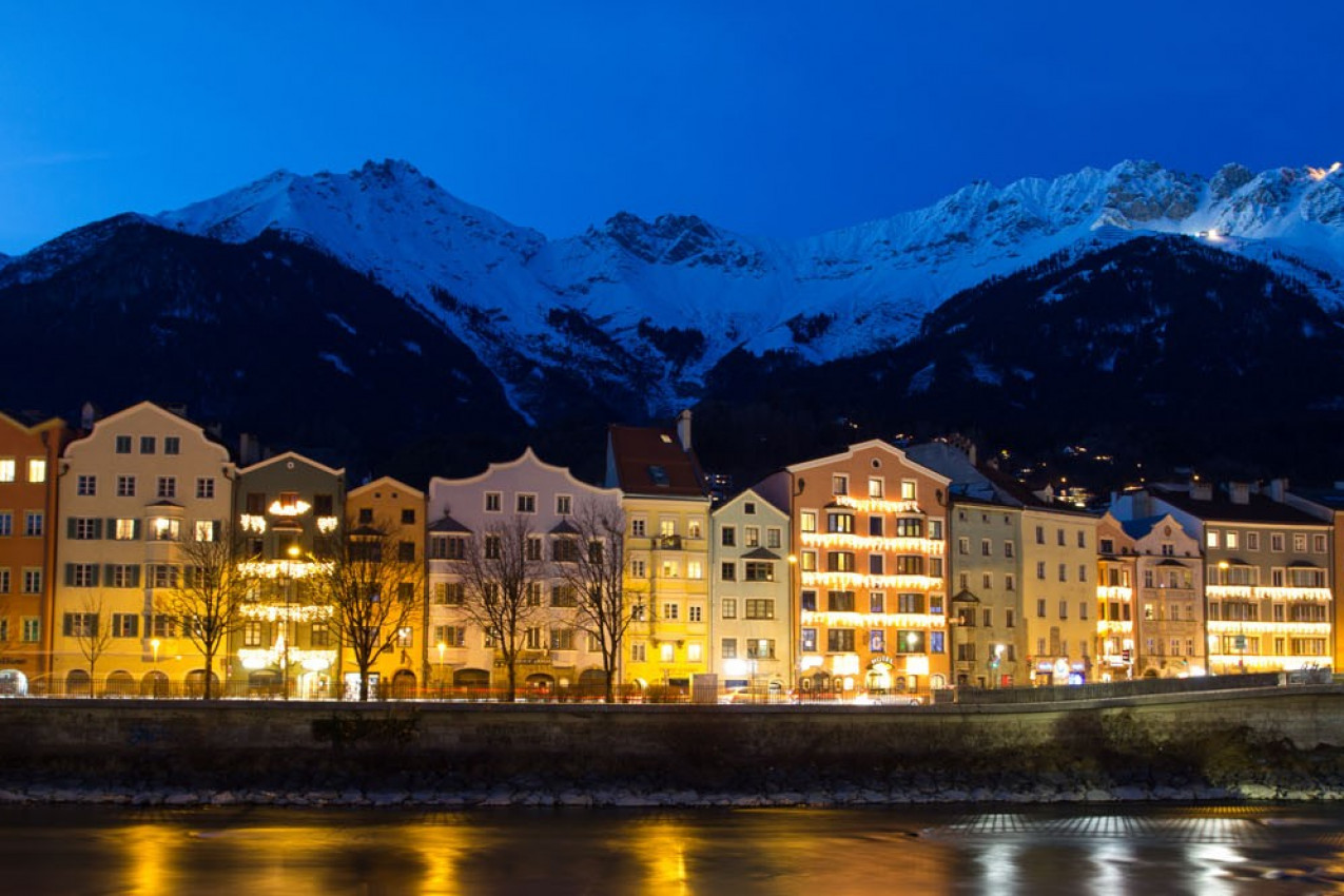 Innsbruck, casas refletindo no rio