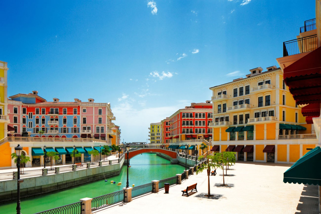 Localizado na ilha Pearl-Qatar esta comunidade lembra Veneza com um extenso sistema de canais, praças e casas em frente à praia