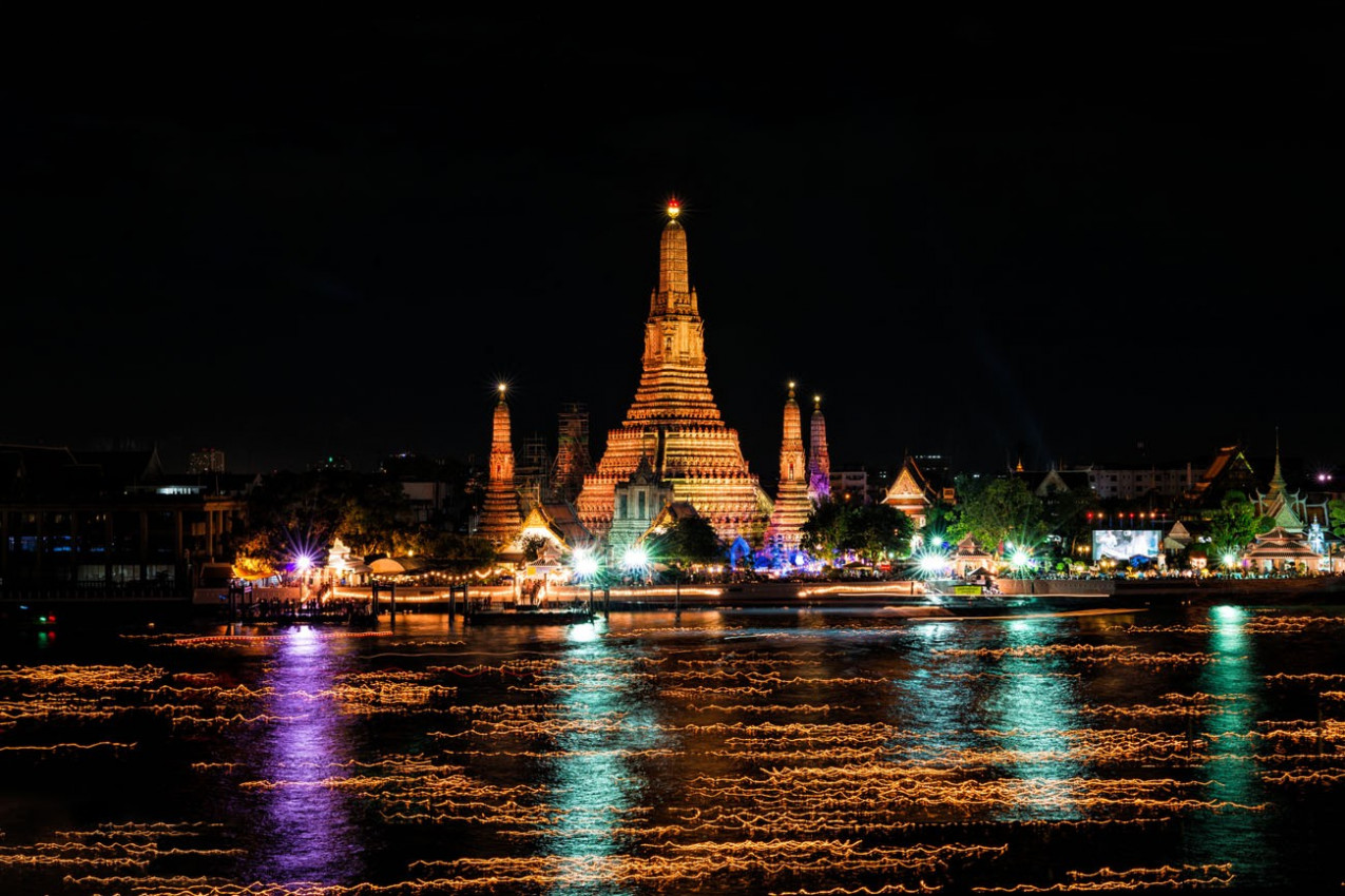 Loy Krathong festival no Rio Chao Phraya, Wat Arun Bangkok Tailândia