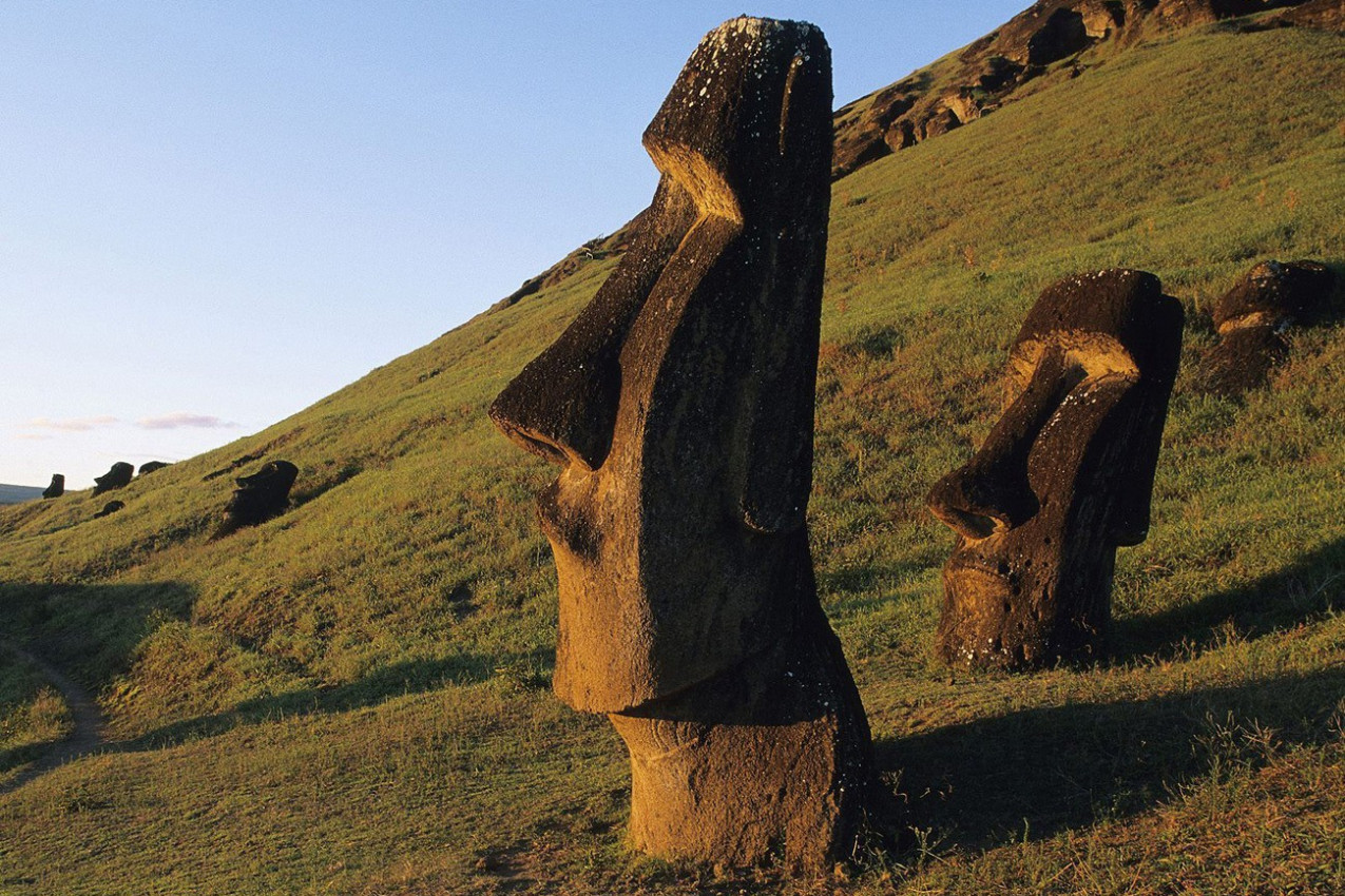 moai_statues_easter_island_chile