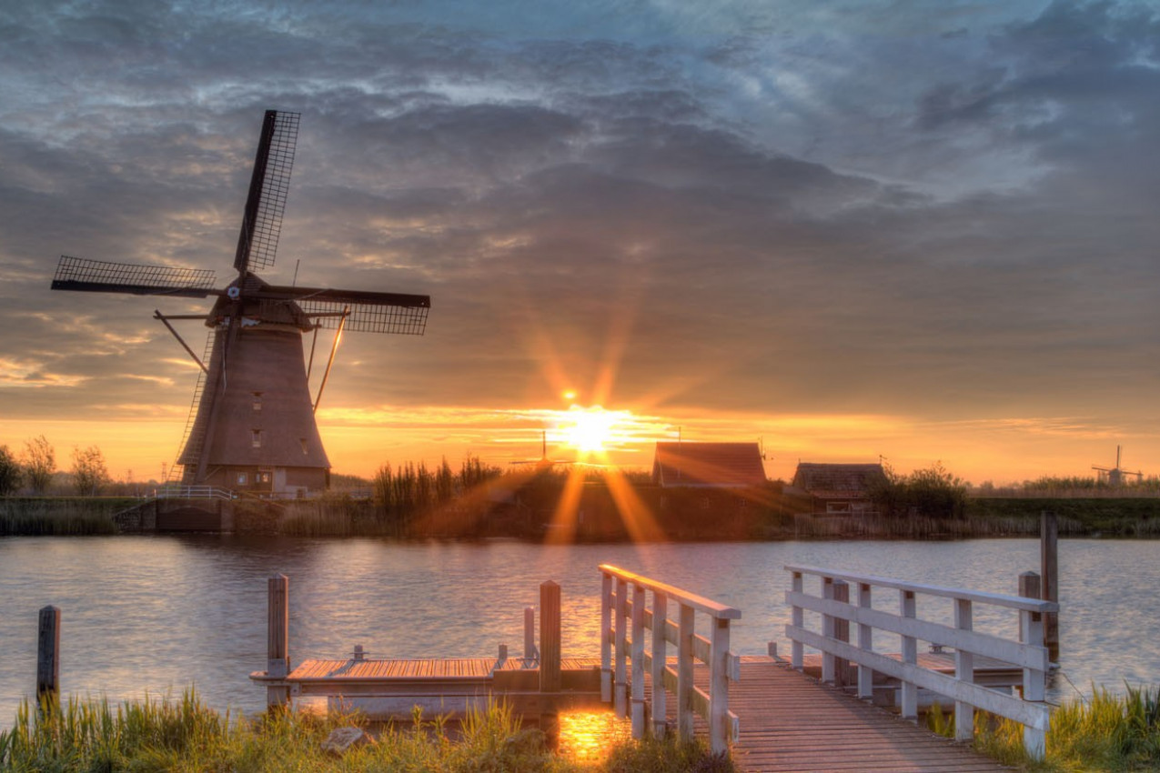 Moinhos de vento em Kinderdijk, Holanda no sol da manhã