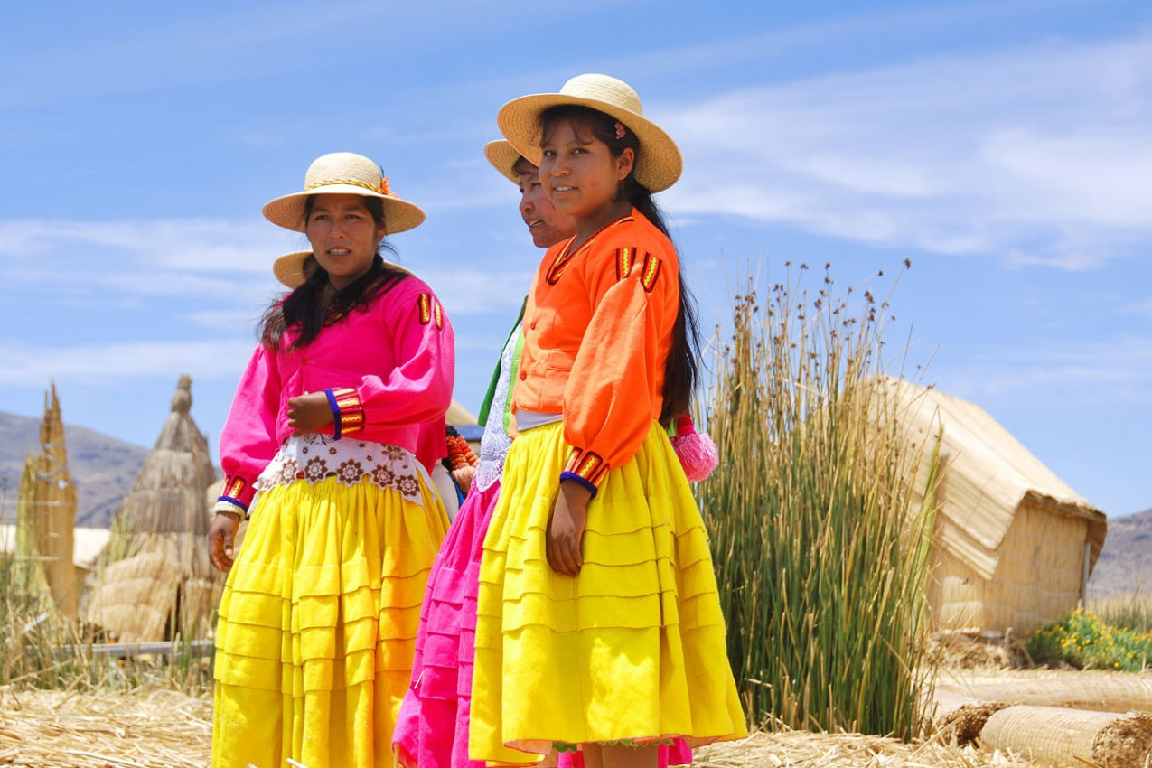 Mulheres do Lago Titicaca com trajes típicos