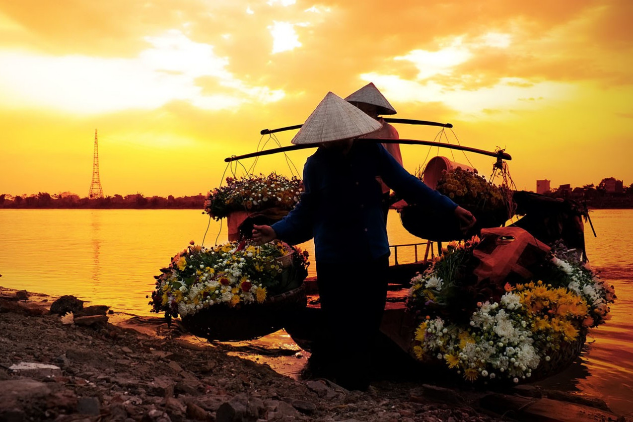 mulheres vendendo flores em um barco no início da manhã