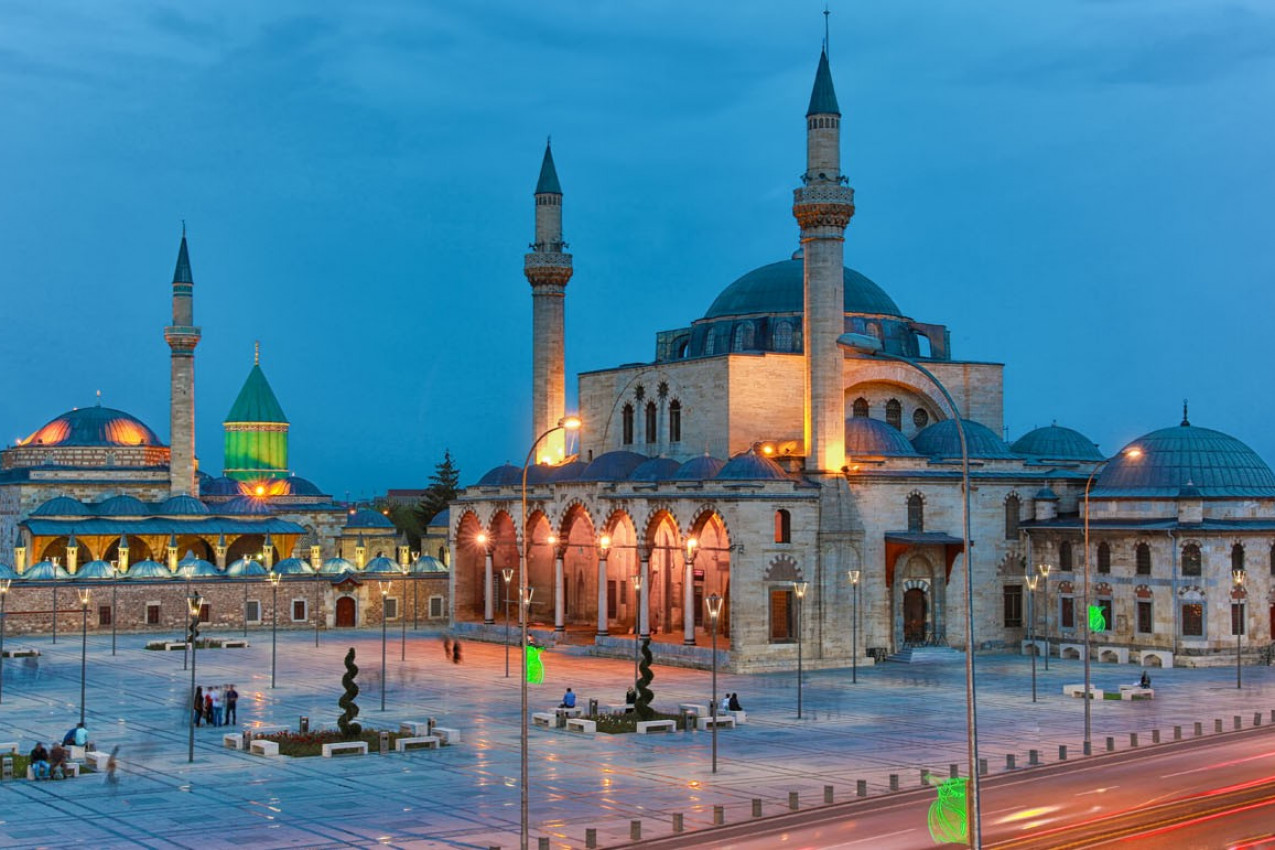 Museu Mevlana e excelente vista de Mevlana Square, Konya Turquia no crepúsculo