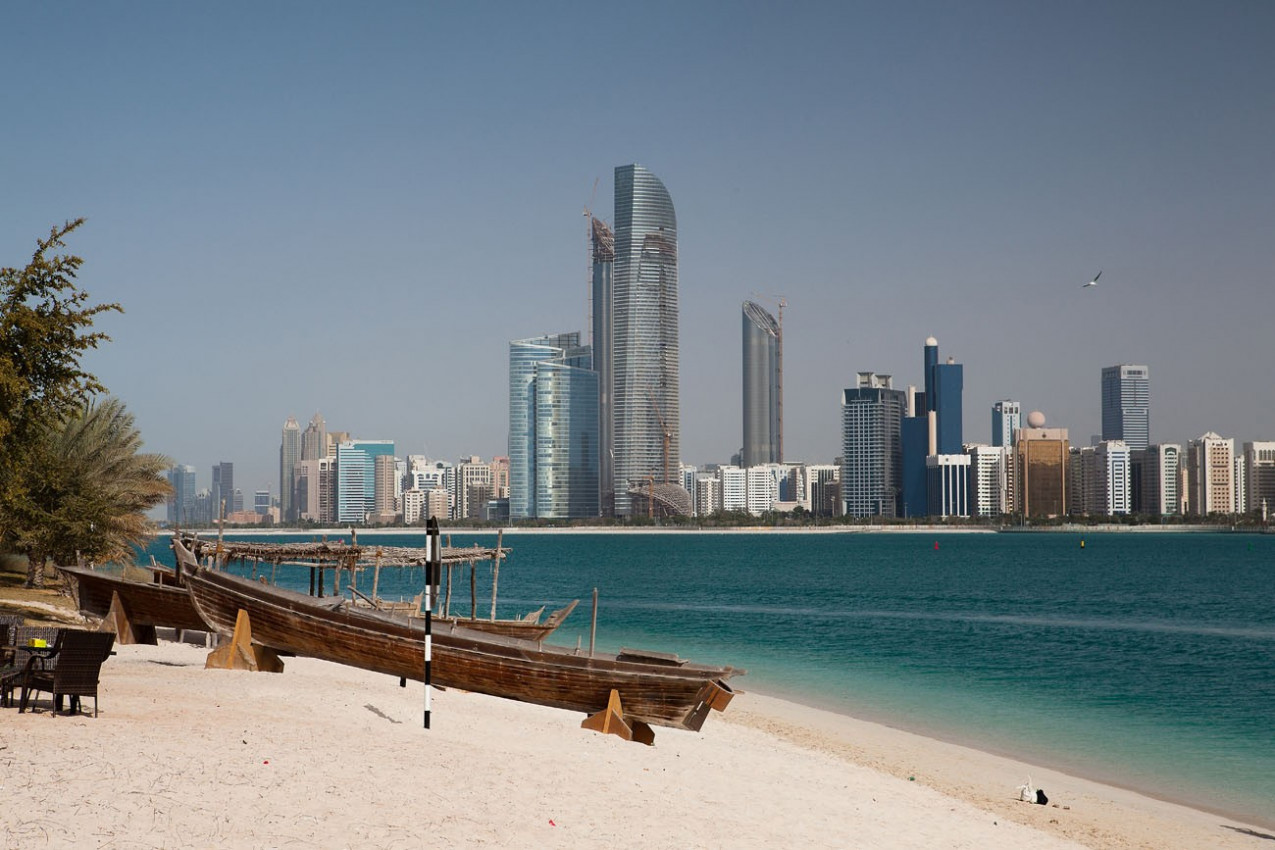 Na praia da cidade árabe moderna Abu Dhabi