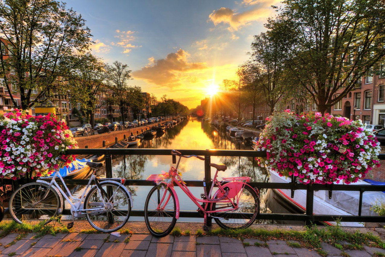 Nascer do sol bonito sobre Amsterdã, Países Baixos