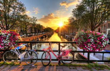 Nascer do sol bonito sobre Amsterdã, Países Baixos