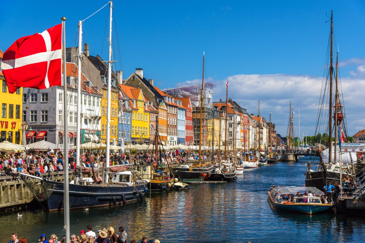 Nyhavn é um distrito beira-mar do século 17 - Copenhague, Dinamarca