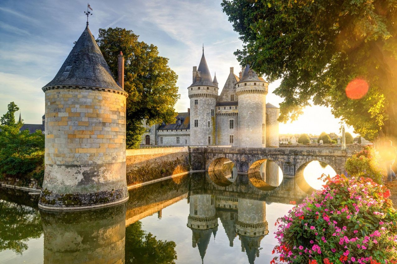 o castelo de Sully-sur-Loire, localizado no Vale do Loire, data do século 14 e é um excelente exemplo de fotaleza medieval