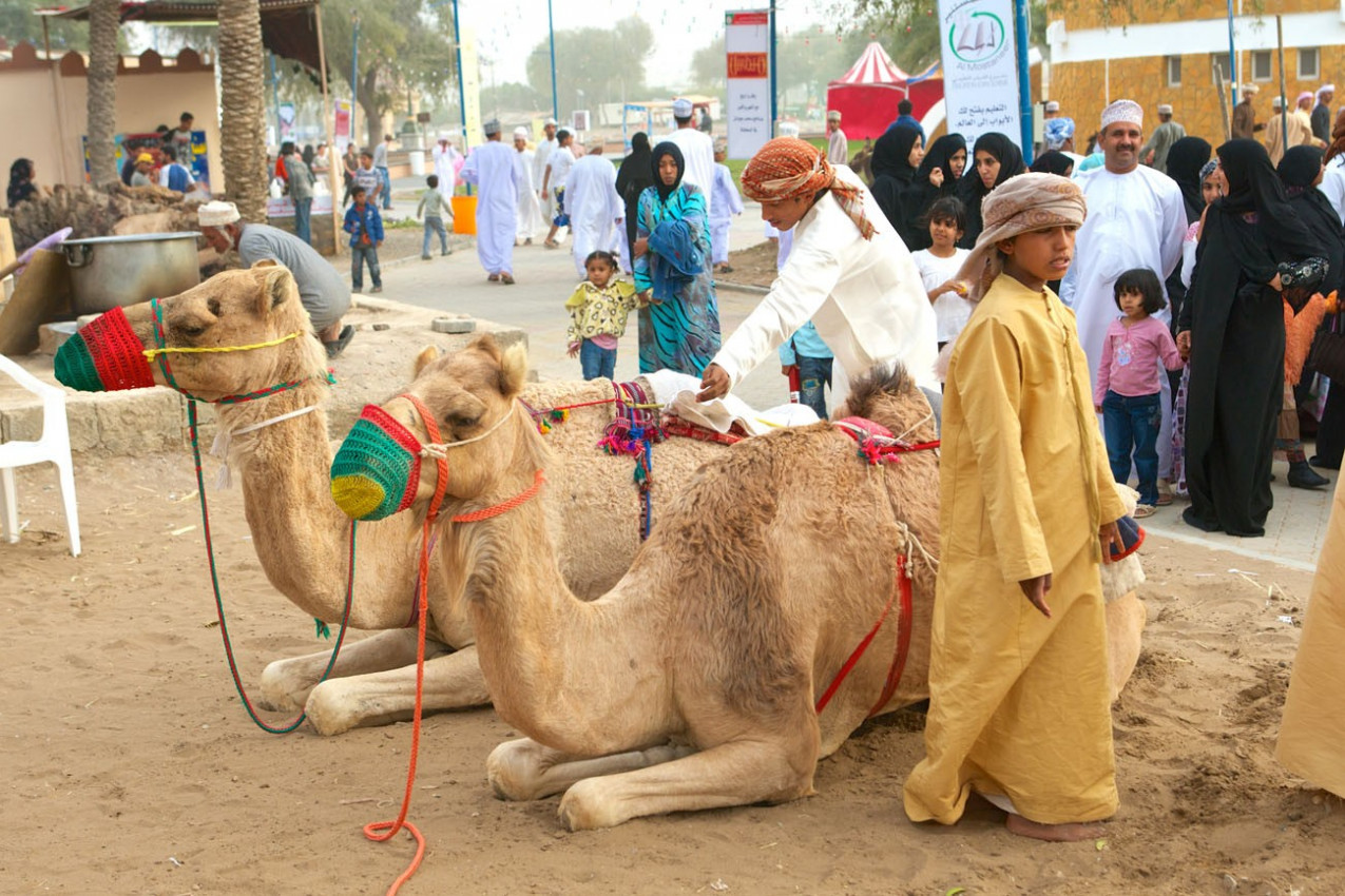 Omanis em traje tradicional, em Muscat, no Sultanato de Omã
