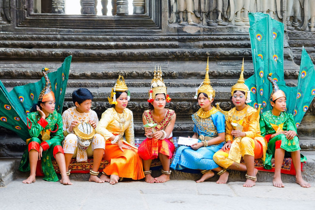 Os dançarinos no complexo de templos Khmer de Angkor, a prin