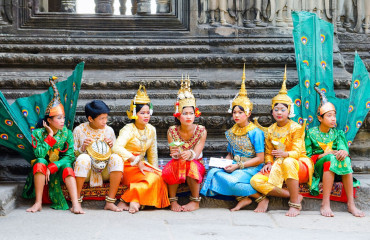 Os dançarinos no complexo de templos Khmer de Angkor, a prin