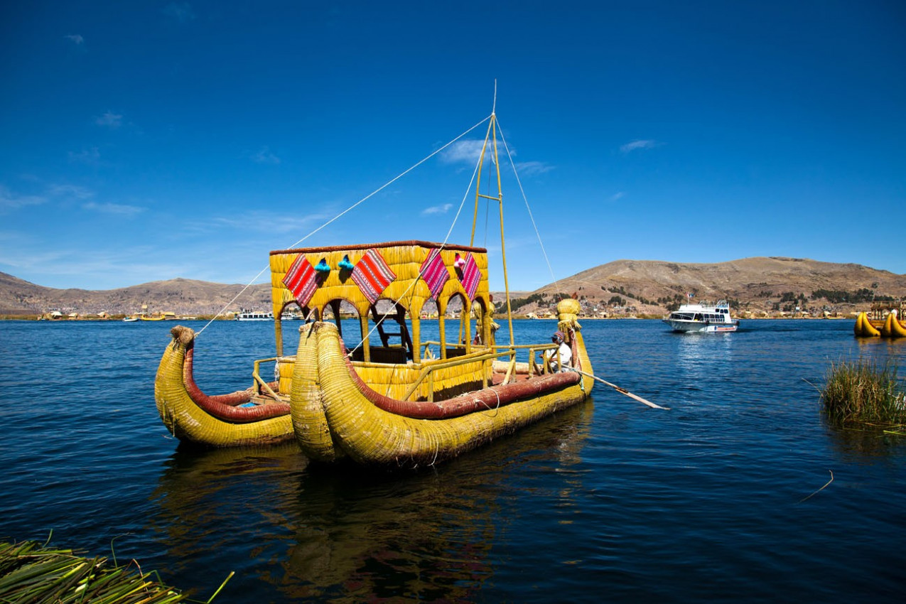 Os flutuantes e turísticas ilhas do Lago Titicaca Puno Peru América do Sul