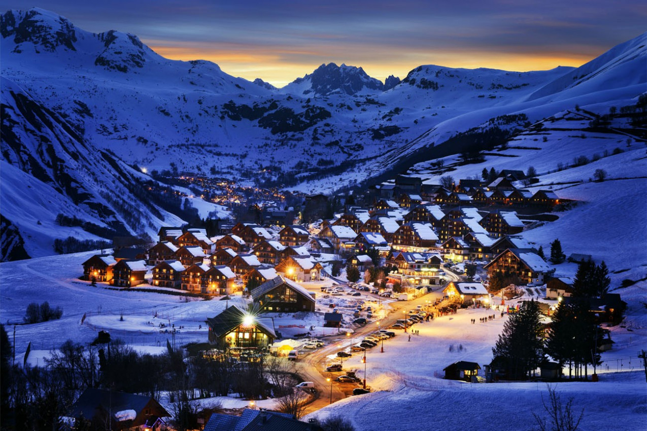 Paisagem da noite na estância de esqui nos alpes de Saint Jean d'Arves, França