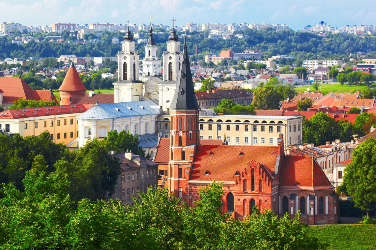 Panorama de Kaunas de Aleksotas colina, Lituânia