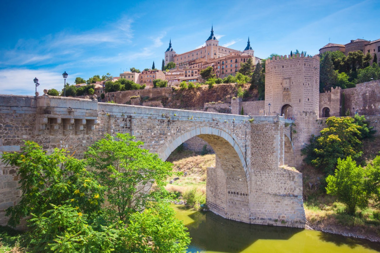 Panorama do Alcazar acima da ponte medieval San Martin - Toledo, Espanha