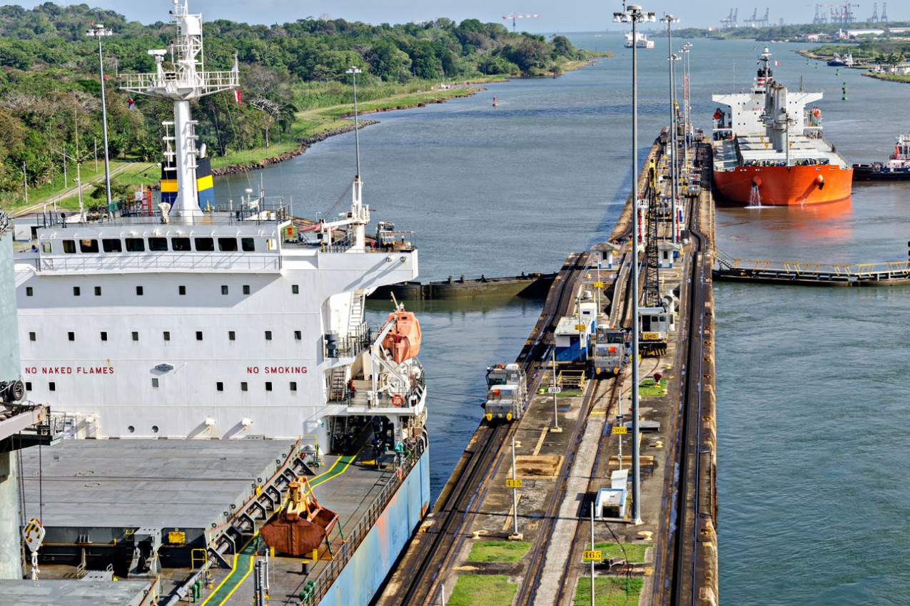 Passando navios no Canal do Panamá