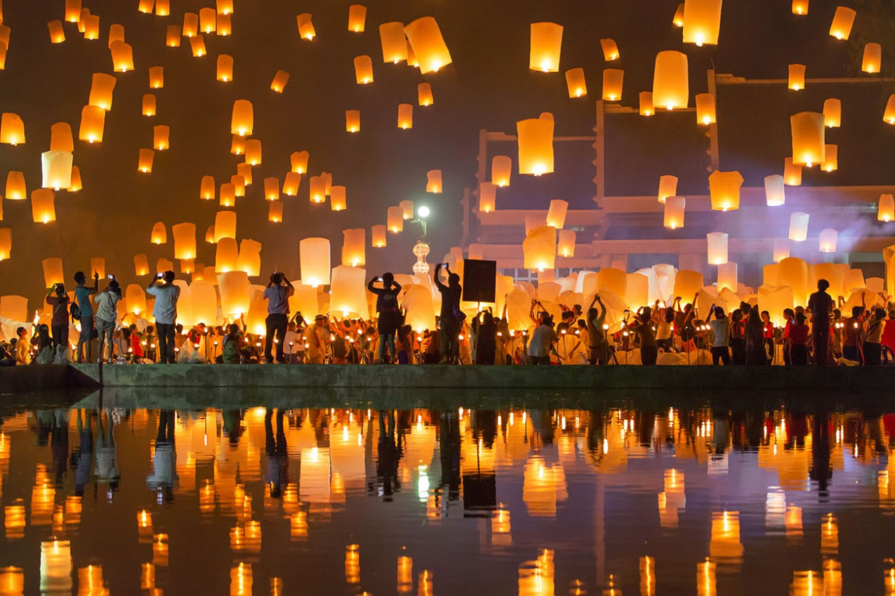 Pessoas liberar Khom Loi, as lanternas do céu durante Yi Peng e Loy Krathong festival -Chiang Mai, Tailândia.