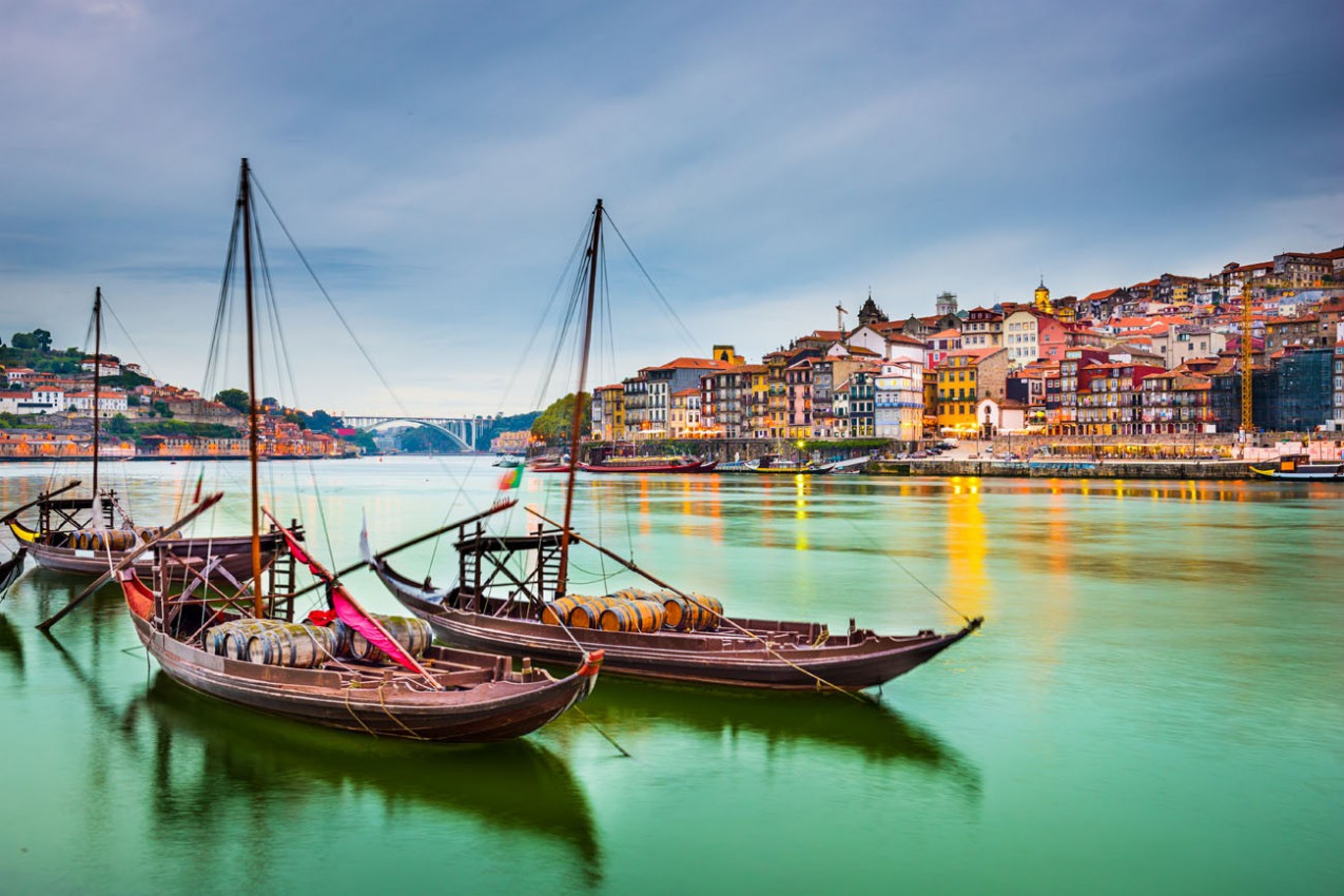 Porto, Portugal vista da cidade velha cidade às margens do rio Douro, com barcos tradicionais Rabelo