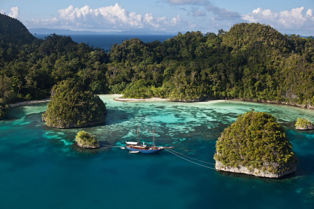 Em Raja Ampat, Indonésia, uma baía protegida, rodeada por ilhas altas de calcário, abriga belas cadeias de recifes