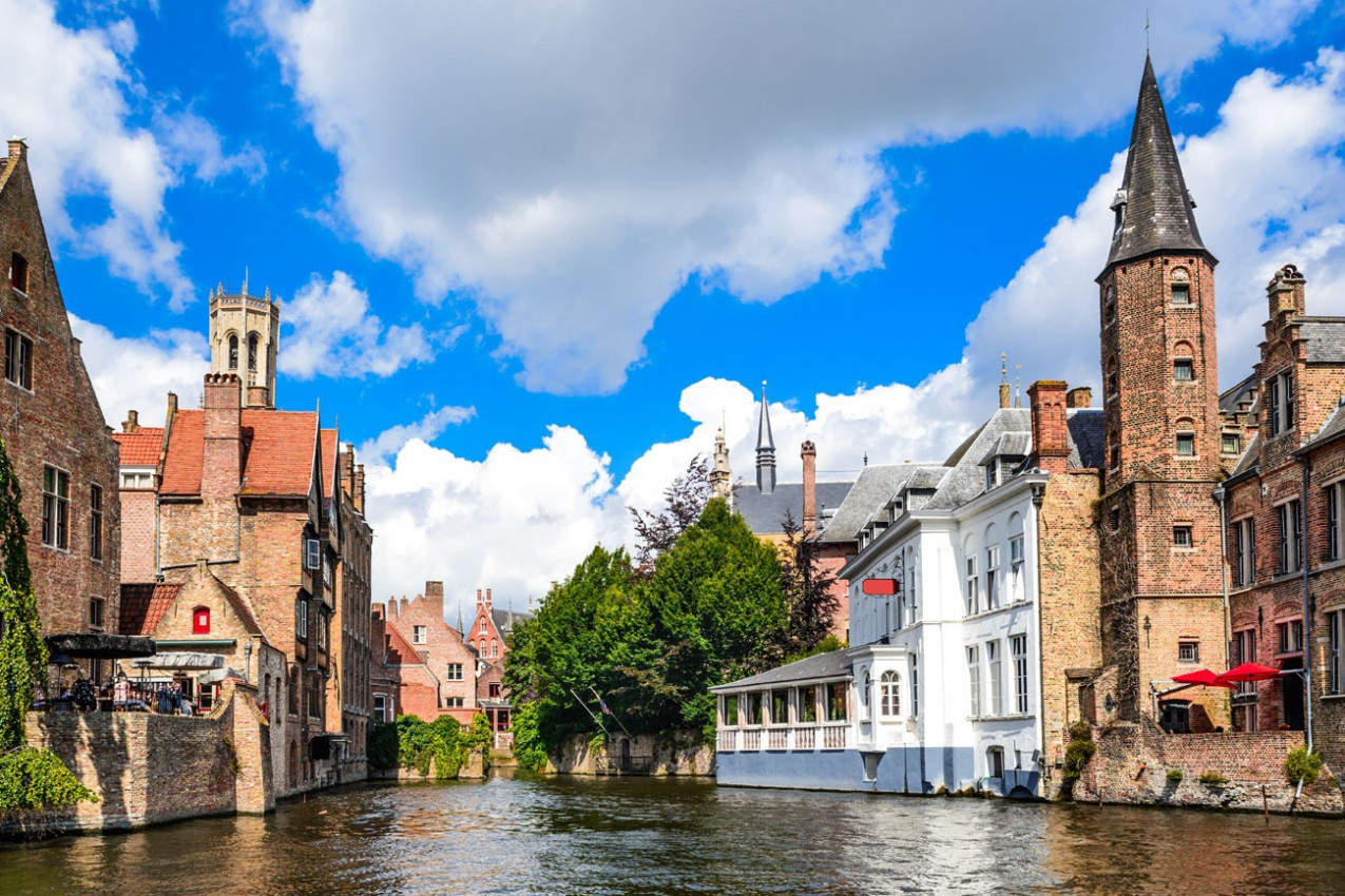 Rozenhoedkaai em Bruges, Canal do rio Dijver campanario Belfort - Belgica